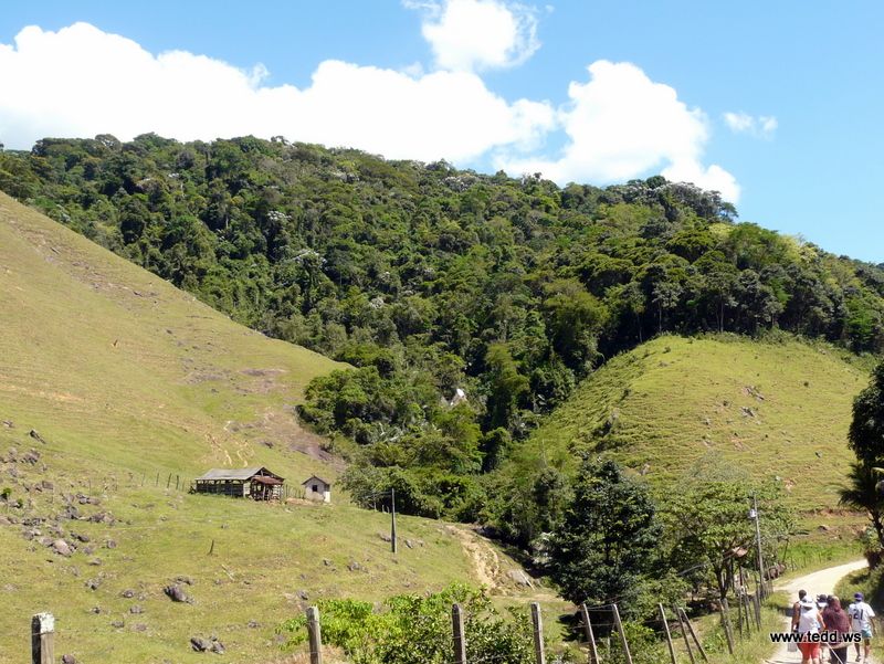 Paisagem de morros verdes e vegetação no interior rural do município de Guarapari.