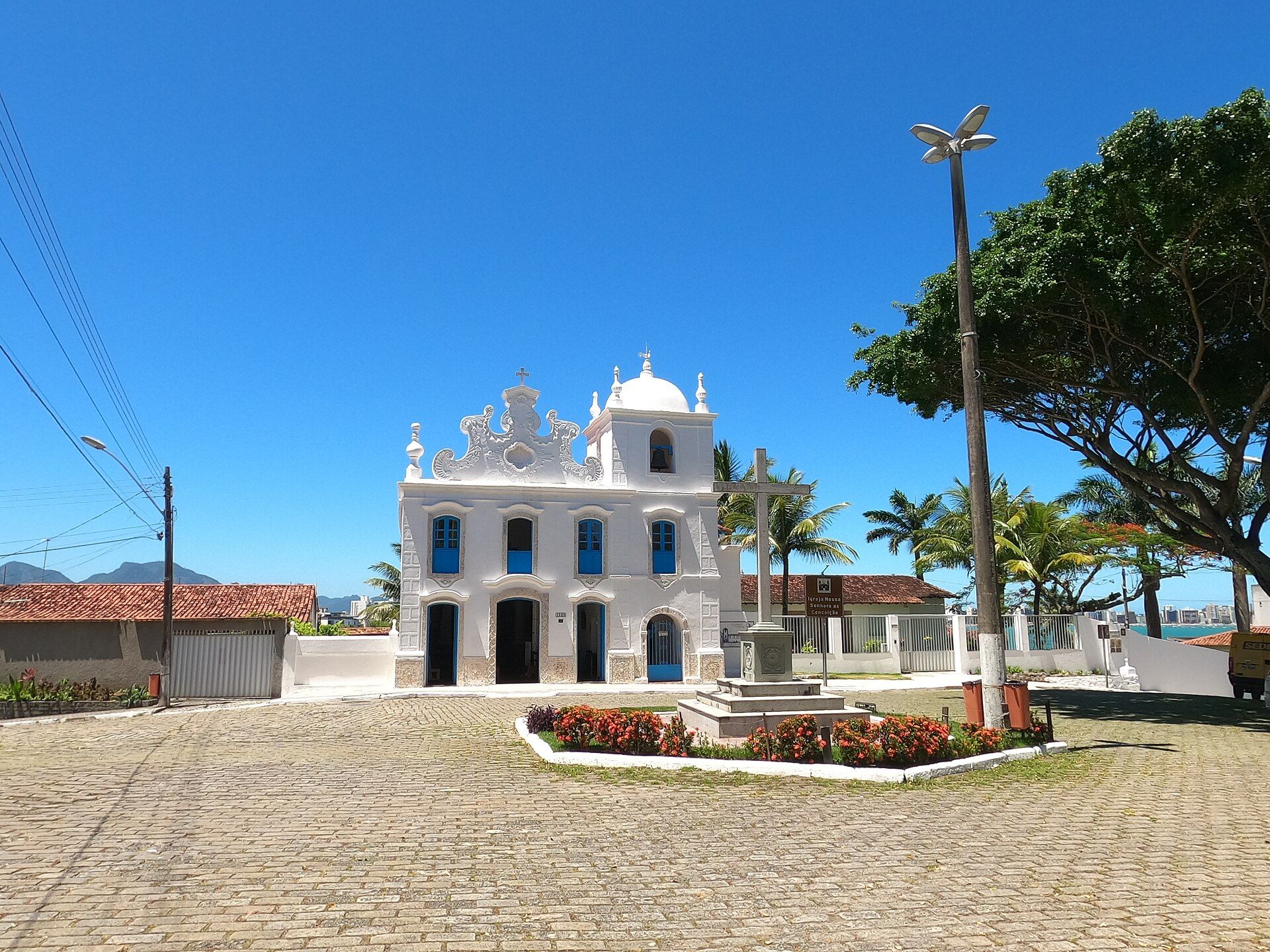 Antiga Igreja Matriz de Nossa Senhora da Conceição no Centro de Guarapari, sob céu azul.