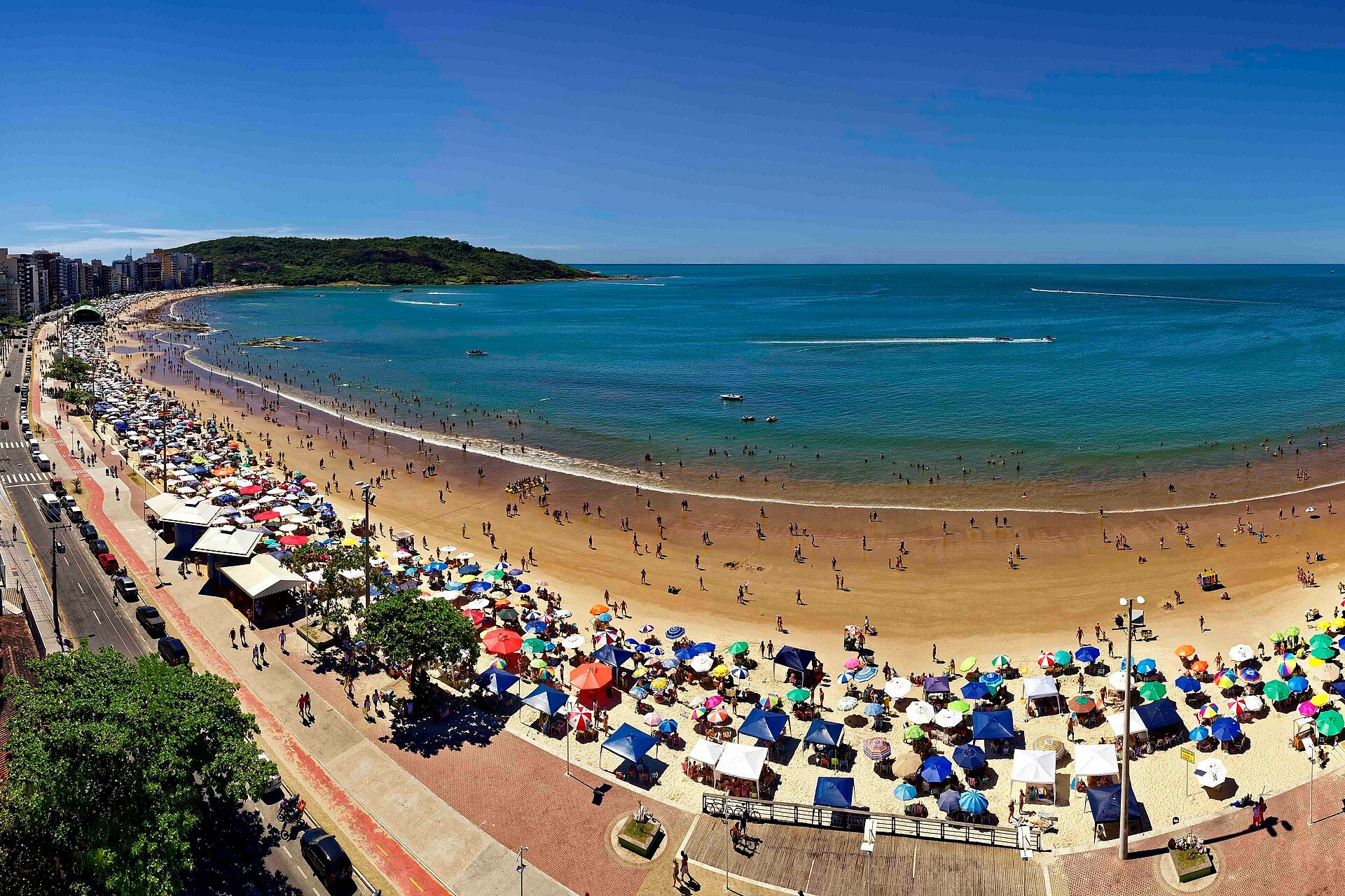 Orla da Praia do Morro e malha urbana de Guarapari vistas do alto.